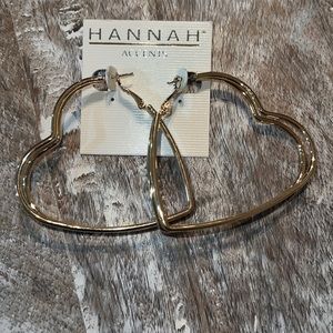 3/$20🎀 Heart shaped earrings ♥️